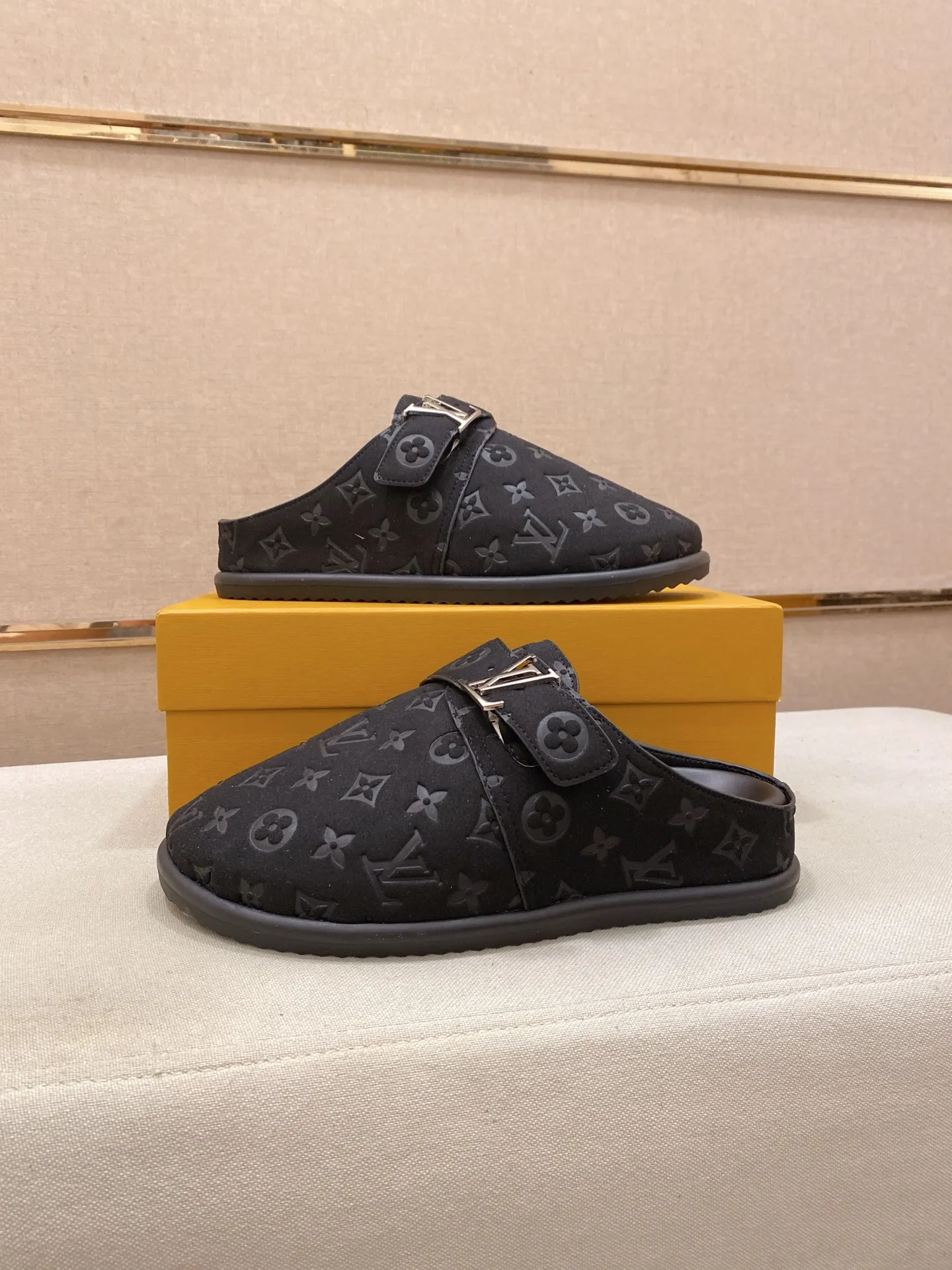 Men's shoes 💰: 360💰LV made 🔍Top purchasing agents, men's spring and summer slippers are available at the same counter. The uppers are made of Italian imported denim with logo graphics and high-quality craftsmanship. The soles are original soles specially provided by the original factory. The exclusive movable molded soles are super comfortable. Original factory follow-up products. 🔍🔍High quality. You can enter and exit the counter at will. Welcome to compare. The code number is 38-44.